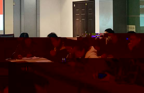 一群人坐在桌子前

描述已自動生成
